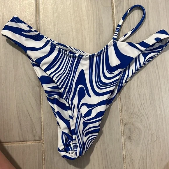 Bathing suit - Picture 2 of 3